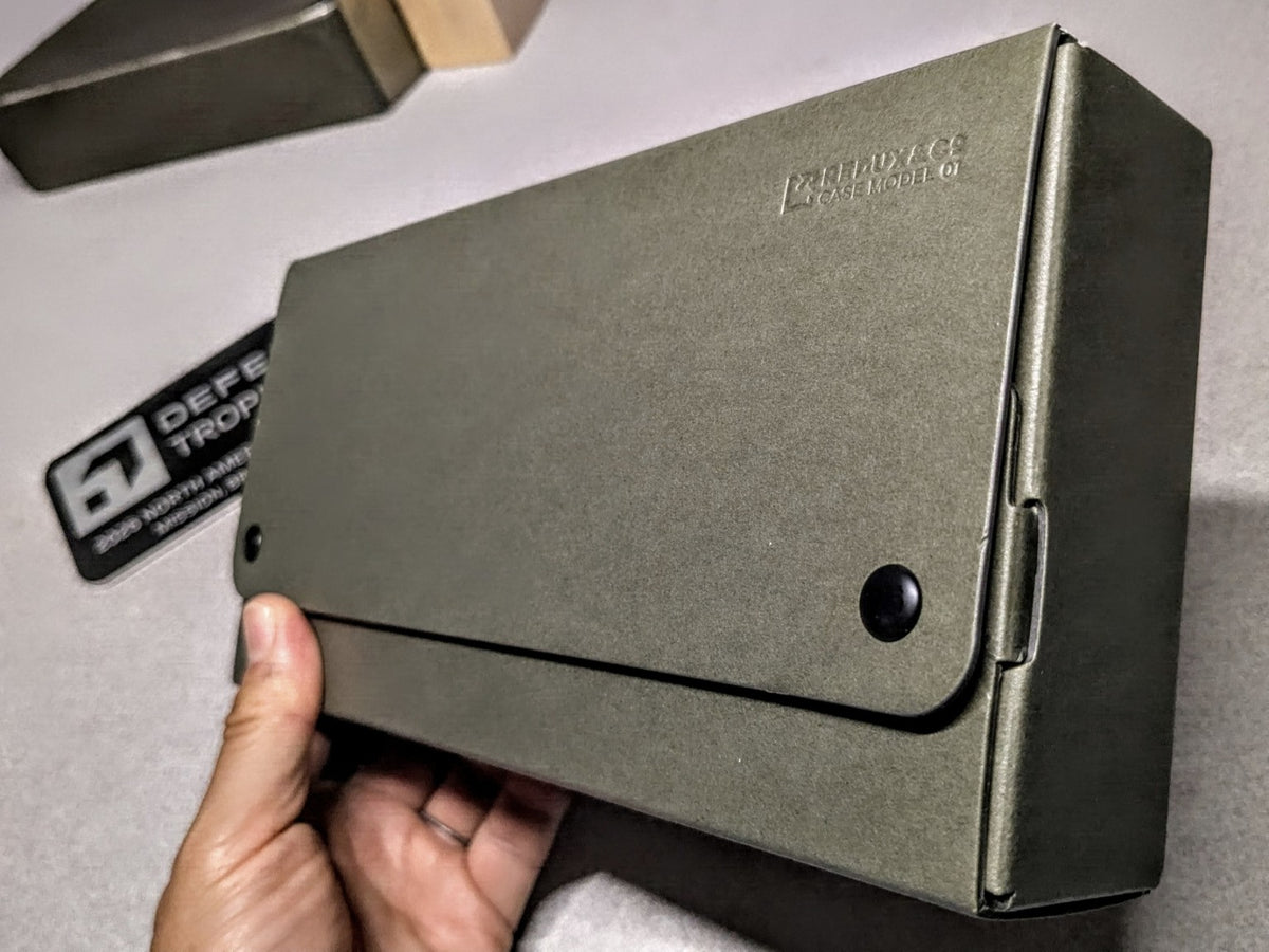 FIELD CASE 01 olive-drab organizer closed, three-quarter angle