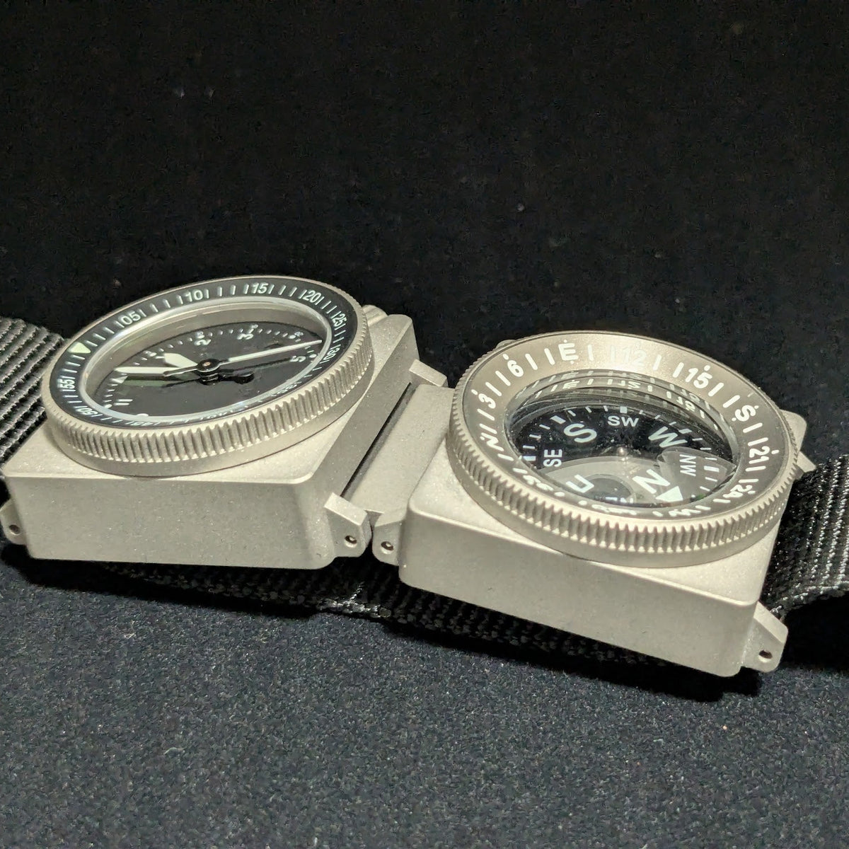 SCOUT analog watch and compass arranged together on one strap; configuration example.
